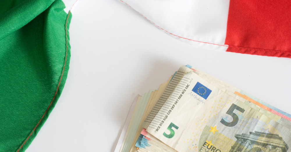 イタリア国旗とユーロ紙幣